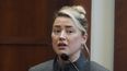 Amber Heard testifica en el Tribunal de Circuito del Condado de Fairfax, en Fairfax, Virginia, el jueves 5 de mayo de 2022. Jurado ve fotos de cara hinchada de la actriz tras riña con Depp.
