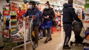 Clientes dentro de un supermercado.