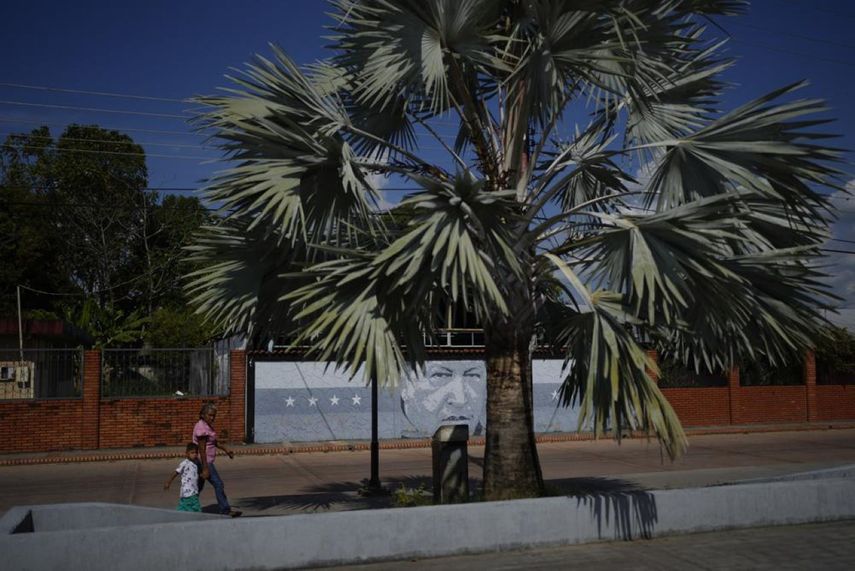 Un mural con la imagen del fallecido presidente venezolano Hugo Chávez se observa en una pared en su ciudad natal de Sabaneta, en el estado de Barinas, en Venezuela, el domingo 5 de diciembre de 2021.&nbsp;