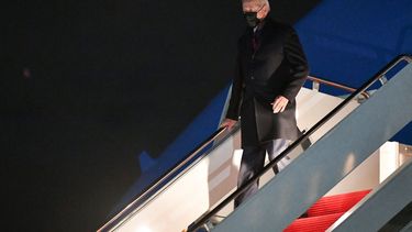 El presidente Joe Biden baja del Air Force One.