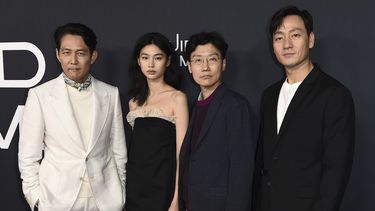 Lee Jung-jae, Jung Hoyeon, Hwang Dong-hyuk y Park Hae Soo llegan a una celebración con alfombra roja de la serie Squid Game el lunes 8 de noviembre en el NeueHouse Hollywood, en Los Angeles.
