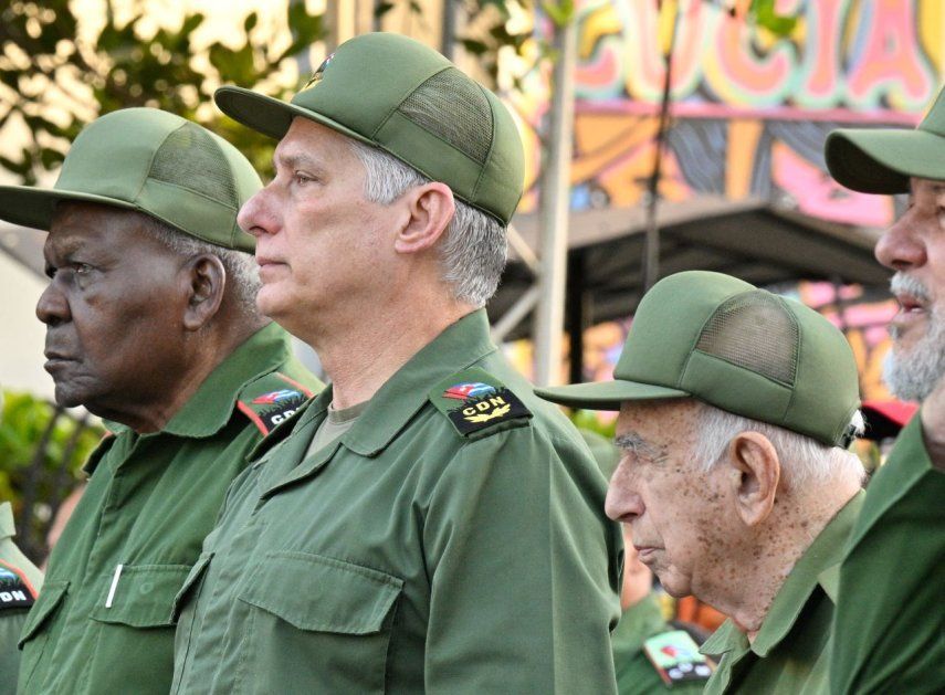 Esteban Lazo, presidente de la Asamblea Nacional, el gobernante designado Miguel Díaz-Canel, y el histórico líder revolucionario José Ramón Machado Ventura asisten a las celebraciones con motivo del 65 aniversario de la invasión de Playa Girón y la declaración del carácter socialista de la Revolución Cubana en La Habana el 16 de abril de 2026.