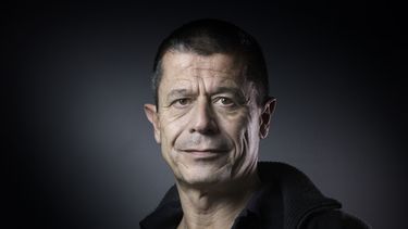 En esta foto de archivo tomada el 17 de febrero de 2016, el escritor francés Emmanuel Carrere posa para una fotografía en París. Emmanuel Carrere ha sido galardonado el 9 de junio de 2021 con el Premio Princesa de Asturias de las Letras, anunció el jurado.