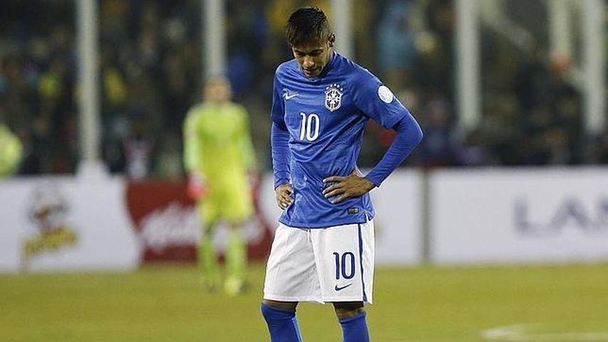 Neymar recibió la cartulina roja ayer y no jugará ante Venezuela (EFE)