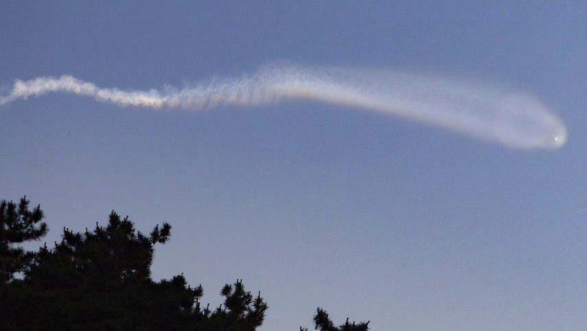 Estelas de condensación, presuntamente producidas por un misil norcoreano, se observan sobre el mar frente a la isla Yeonpyeong, Corea del Sur, el miércoles 26 de junio de 2024.&nbsp;