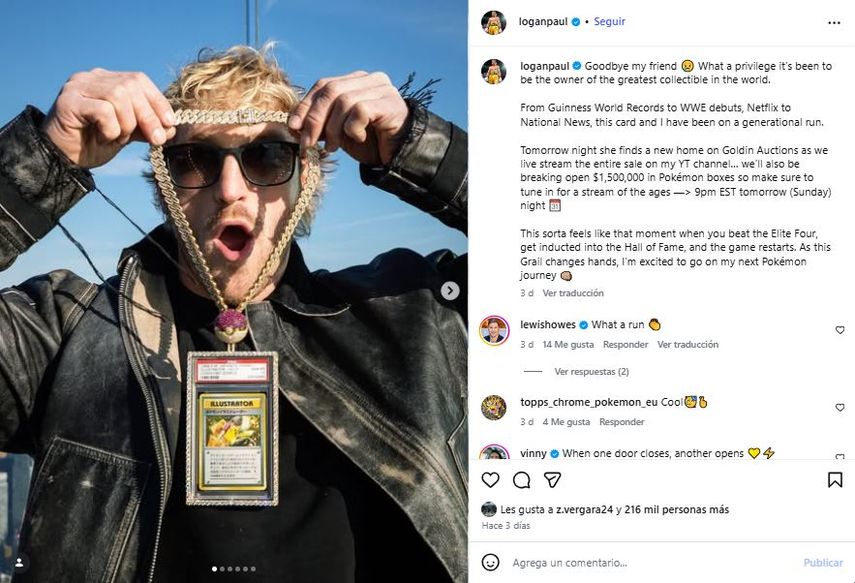 Logan Paul con la tarjeta de Pokemón subastada.