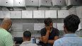 Un trabajador gesticula junto a las computadoras portátiles expuestas en una tienda de computadoras y accesorios en el mercado de electrónica de Nueva Delhi, India, el 4 de julio de 2025.&nbsp;