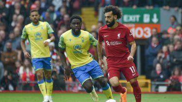 Mohamed Salah del Liverpool controla el balón durante el encuentro de la Liga Premier ante el Nottingham Forest, el sábado 22 de abril del 2023.&nbsp;