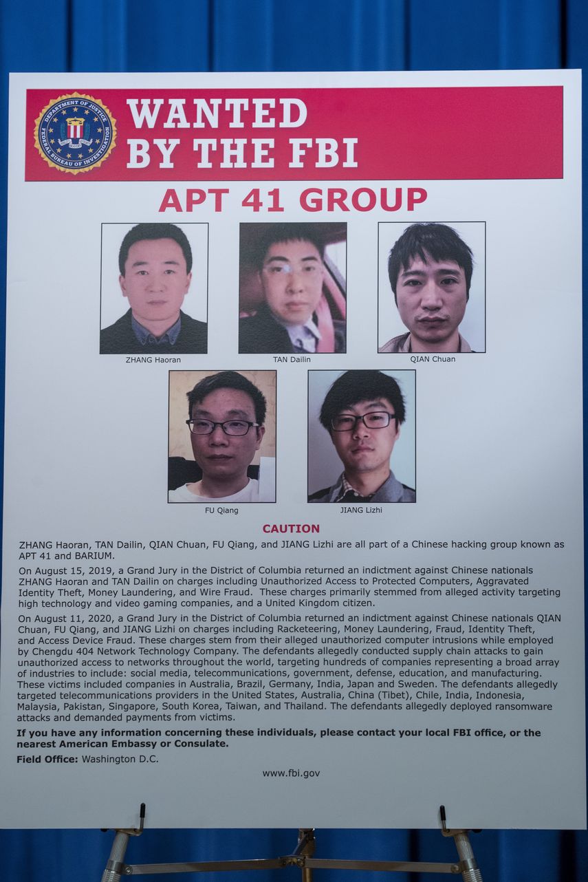 Un cartel con las fotograf&iacute;as y nombres de cinco hombres chinos buscados por el FBI, mostrado durante una conferencia de prensa del subsecretario de Justicia de Estados Unidos Jeffery Rosen el mi&eacute;rcoles 16 de septiembre. &nbsp;