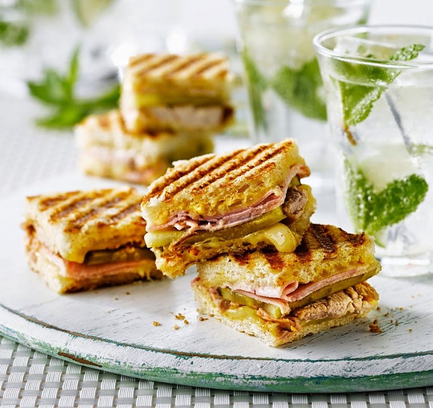 El sandwich cubano es un bocadillo elaborado a base de pan cubano, jamón dulce, lechón, queso suizo, pickles, mostaza y salami.