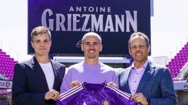 El francés Antoine Griezmann posa con su nuevo uniforme del Orlando City en la MLS&nbsp;