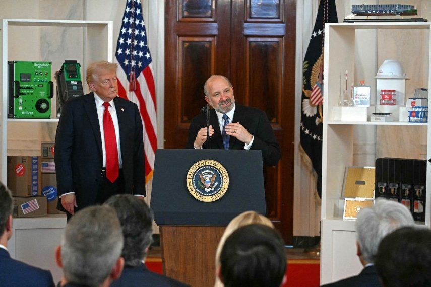 El secretario de Comercio de Estados Unidos, Howard Lutnick (der.), habla junto al presidente Donald Trump sobre invertir en Estados Unidos, en la Casa Blanca, en Washington, D.C., el 30 de abril de 2025.