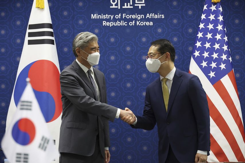 Kim Gunn (derecha), el nuevo representante especial de Corea del Sur para la paz y la seguridad en la Península de Corea, saluda a su homólogo estadounidense, Sung Kim, antes de su encuentro en el Ministerio de Exteriores de Seúl, Corea del Sur el 3 de junio de 2022.&nbsp;