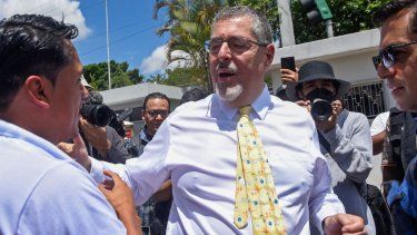 El presidente electo de Guatemala, Bernardo Arévalo, ganó con el partido Movimiento Semilla,&nbsp; con cuyos Fiscales Departamentales dio una conferencia de prensa en el Centro de Operaciones del Proceso Electoral, el 6 de julio de 2023.