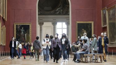 Visitantes pasean por una sala del Museo del Louvre, en París, el 19 de mayo de 2021.&nbsp;