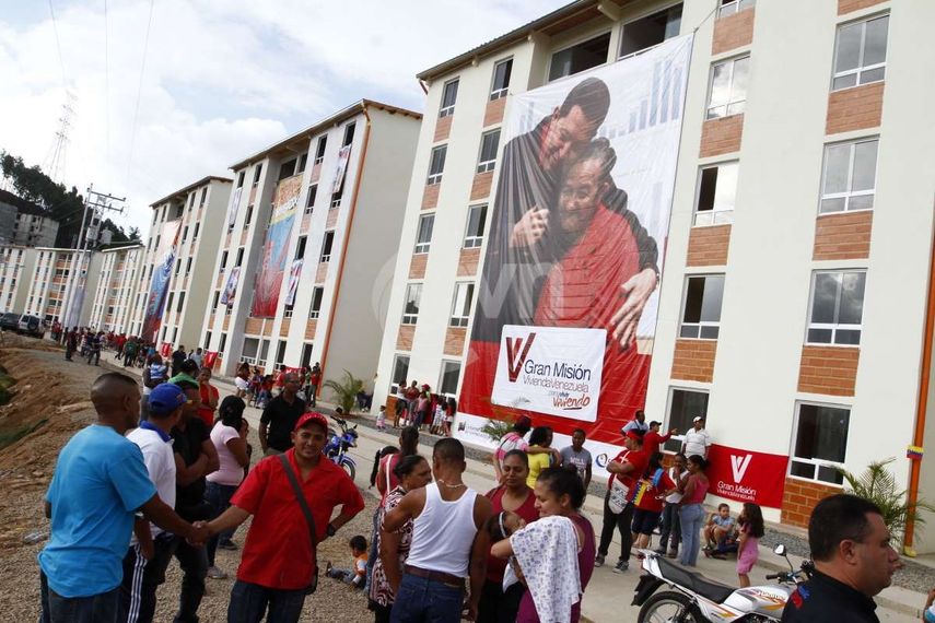 Más de un millón de venezolanos viven en las altas torres de viviendas subsidiadas por el chavismo (CORTESÍA)