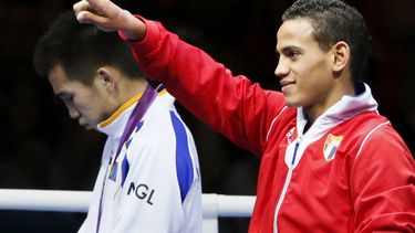 El cubano&nbsp;Robeisy&nbsp;Ramírez(derecha) celebra el oro conseguido ante el mongol Tugstsogt Nyambayar, en el combate de boxeo categoría de peso mosca 52 kilogramos de los Juegos Olímpicos de Londres 2012