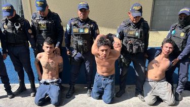 Agentes de la Policía Nacional Civil de Guatemala tras la captura de pandilleros.