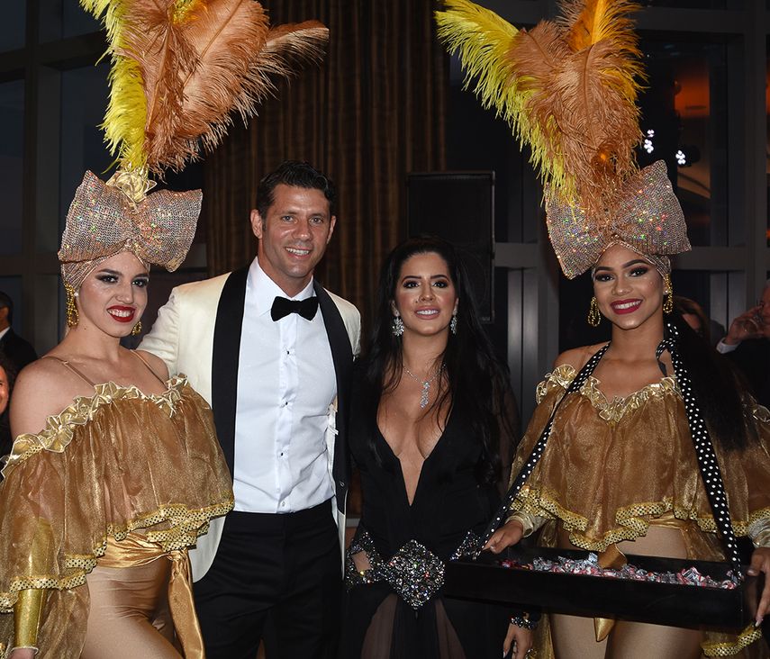 Michel y Yenisbel Acevedo, junto a las bailarinas.&nbsp;