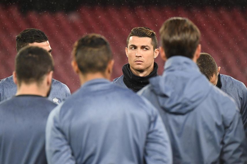 El delantero portugués del&nbsp;Real&nbsp;Madrid, Cristiano Ronaldo (centro) durante el entrenamiento de este lunes celebrado en San Paolo en Nápoles.