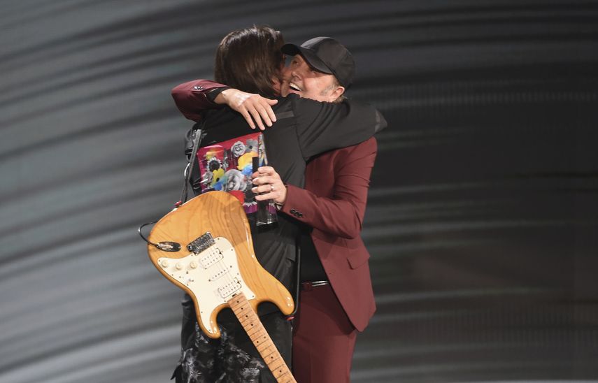 Lars Ulrich de Metallica abraza a Juanes tras entregarle el premio a la Persona del Año durante la 20ma entrega de los Latin Grammy, en Las Vegas.&nbsp;