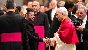 El&nbsp;presidente ucraniano Volodimir Zelenski saluda al papa León XIV.