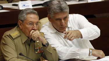 El general Raúl Castro y el designado gobernante cubano Miguel Díaz-Canel.