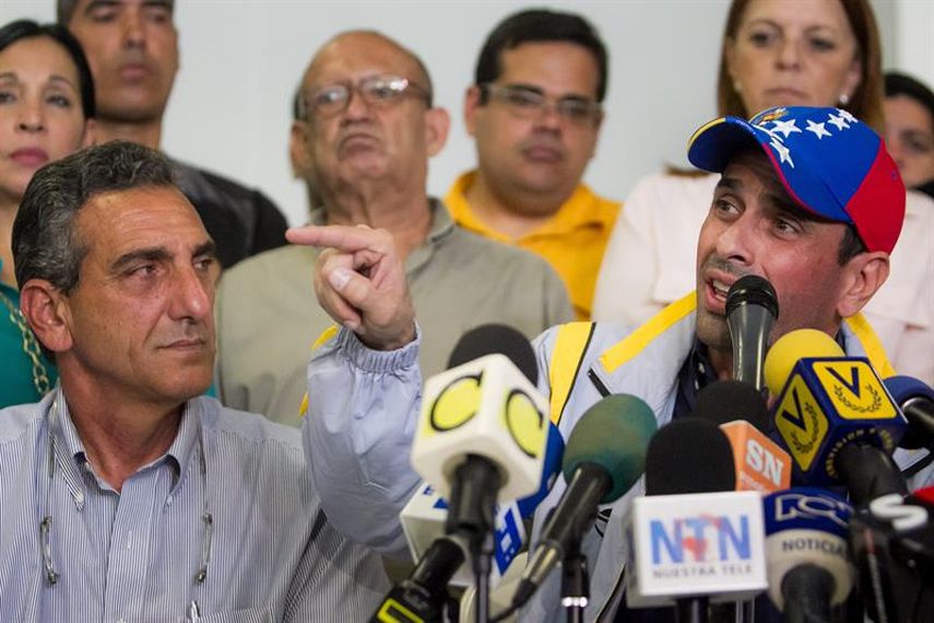 En una conferencia de prensa reciente, Henrique Capriles (d), anunció que denunciaría ante organismos internacionales las inhabilitaciones políticas. (EFE)