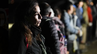 Una migrante cubana aguarda a ser procesada tras cruzar la frontera con México y entregarse a las autoridades estadounidenses para solicitar asilo