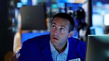 Un corredor en Wall Street observa el comportamiento de los índices del mercado.