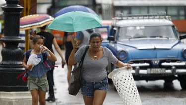 Centenares de miles de afectados por cortes eléctricos, casas anegadas y otros daños en viviendas, cultivos e infraestructuras son el saldo del huracán Michael a su paso por el extremo oeste de&nbsp;Cuba, de donde se aleja reforzado y más peligroso con destino a la península de Florida.