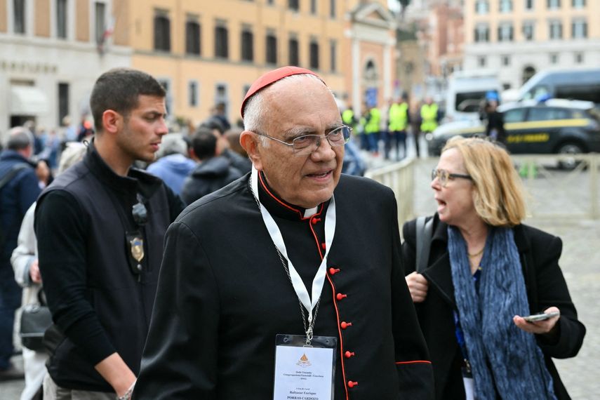 El cardenal Baltazar Enrique Porras Cardozo, de Venezuela, llega a la quinta reunión de la congregación en el Vaticano, el 28 de abril de 2025.