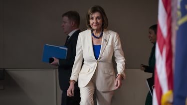 La dem&oacute;crata Nancy Pelosi, presidenta de la C&aacute;mara de Representantes, llega para hablar con la prensa mientras la Comisi&oacute;n de Inteligencia de la c&aacute;mara baja sostiene audiencias p&uacute;blicas para un juicio pol&iacute;tico al presidente Donald Trump.&nbsp;
