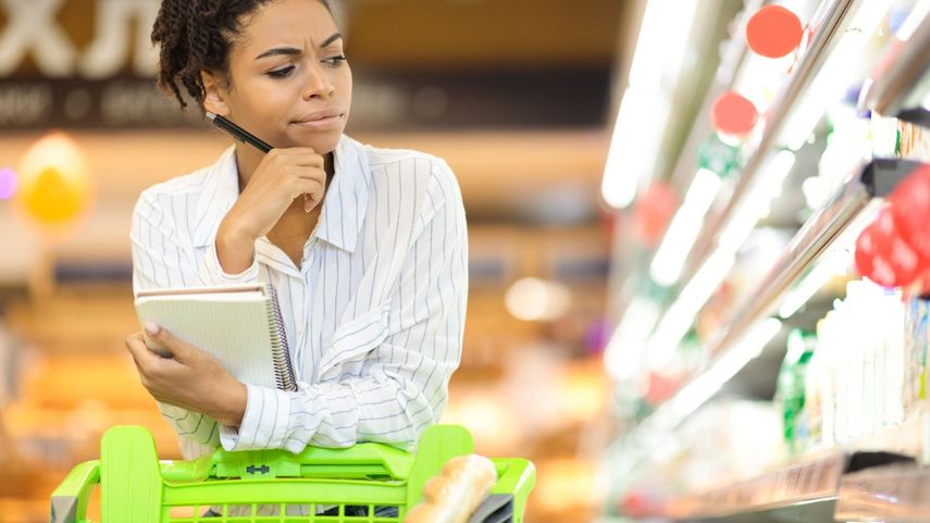 Una compradora observa los precios en un establecimiento.