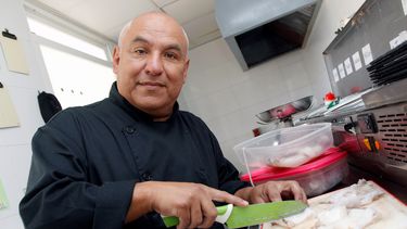 De fiscal de casos penales en&nbsp;Venezuela&nbsp;a ayudante de cocina es el difícil paso que, como miles de compatriotas empujados por la crisis humanitaria de su país, ha dado Marcos Antonio Parra para empezar de cero en España.