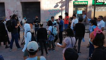 En San Luis de Potosi, manifestantes atacan instalaciones de la Fiscal&iacute;a General y autos de la polic&iacute;a.