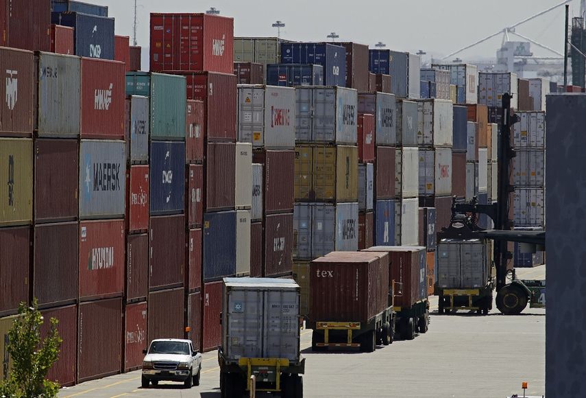 En esta imagen de archivo, tomada el 22 de julio de 2019, contenedores de mercanc&iacute;as apilados en columnas a la espera de ser cargados en camiones en el puerto de Oakland, en Oakland, California.