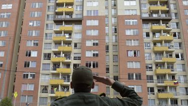 Un agente de la Polic&iacute;a saluda a los vecinos de un edificio en Bogot&aacute; tras impartir una clase Zumba el 8 de abril de 2020.