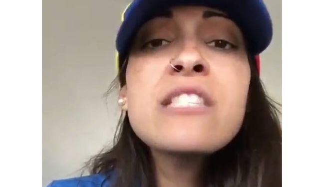 La versión de Báilame que le dedica una manifestante a Nicolás Maduro