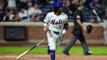El venezolano Luisángel Acuña, de los Mets de Nueva York, lanza el bate luego de conseguir su primer jonrón en las Grandes Ligas, el martes 17 de septiembre de 2024, ante los Nacionales de Washington&nbsp;