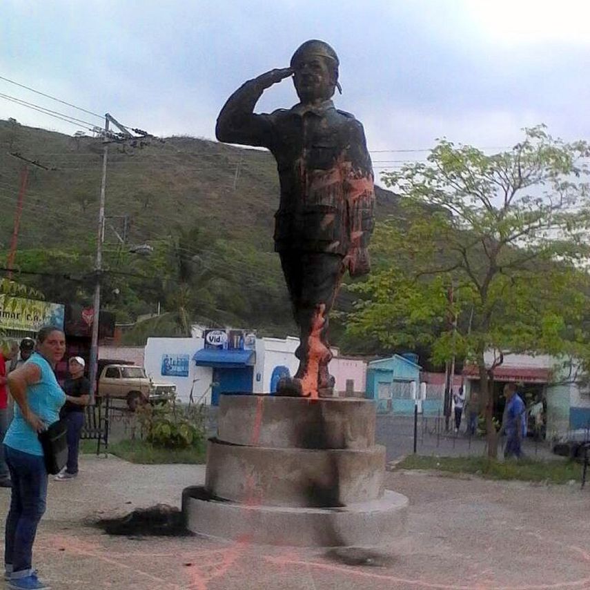 El fuego consumió la estatua, en una nueva demostración de rechazo ante las decisiones del régimen chavista