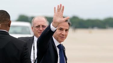 El secretario de Estado de Estados Unidos, Antony Blinken, saluda a su salida de la base aérea de Andrews, en Maryland.