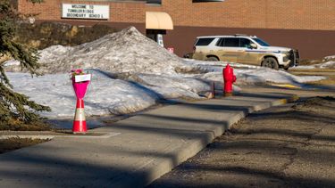 Flores afuera del edificio de la escuela secundaria Tumbler Ridge, donde ocurrió un tiroteo que dejó al menos ocho personas muertas en el pequeño pueblo de Tumbler Ridge, Columbia Británica, el 11 de febrero de 2026.