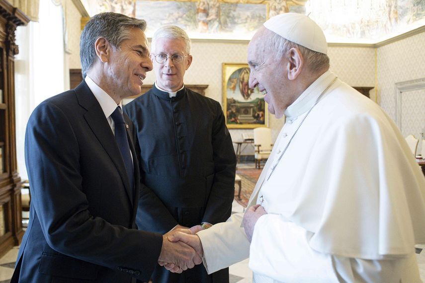El papa Francisco saluda al secretario de Estado de EEUU, Antony Blinken, en el Vaticano, el 28 de junio de 2021.&nbsp;