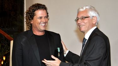 El cantante colombiano Carlos Vives (i) recibe la Orden de las Artes y Letras de Francia en el grado de Caballero de manos del embajador de Francia en Colombia, Jean-Marc Laforêt (d). EFE
