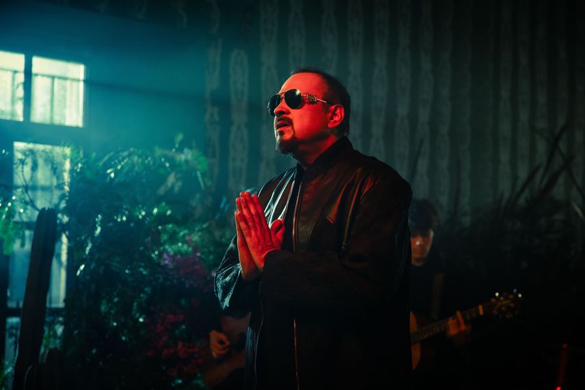 Pepe Aguilar presenta el tema “Cliente frecuente”.