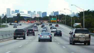 La autopista 836, conocida también como Dolphin Expressway, enlaza el condado Miami-Dade de este a oeste.
