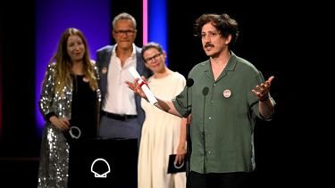 El director colombiano Simón Mesa Soto recibe el premio a la mejor película latinoamericana por Un poeta, en San Sebastián.