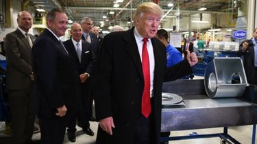 Donald Trump visitó la planta Carrier en Indiana