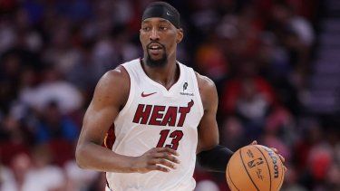 El jugador del Heat de Miami, Bam Adebayo, maneja el balón en un partido contra los Rockets de Houston, el 29 de diciembre de 2024.